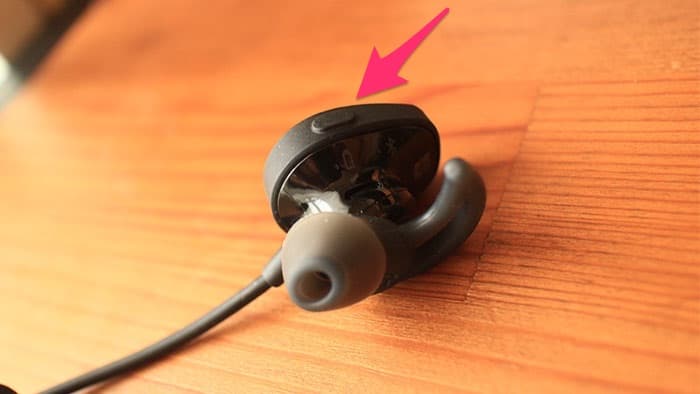 SoundSport wireless headphonesの電源ボタン