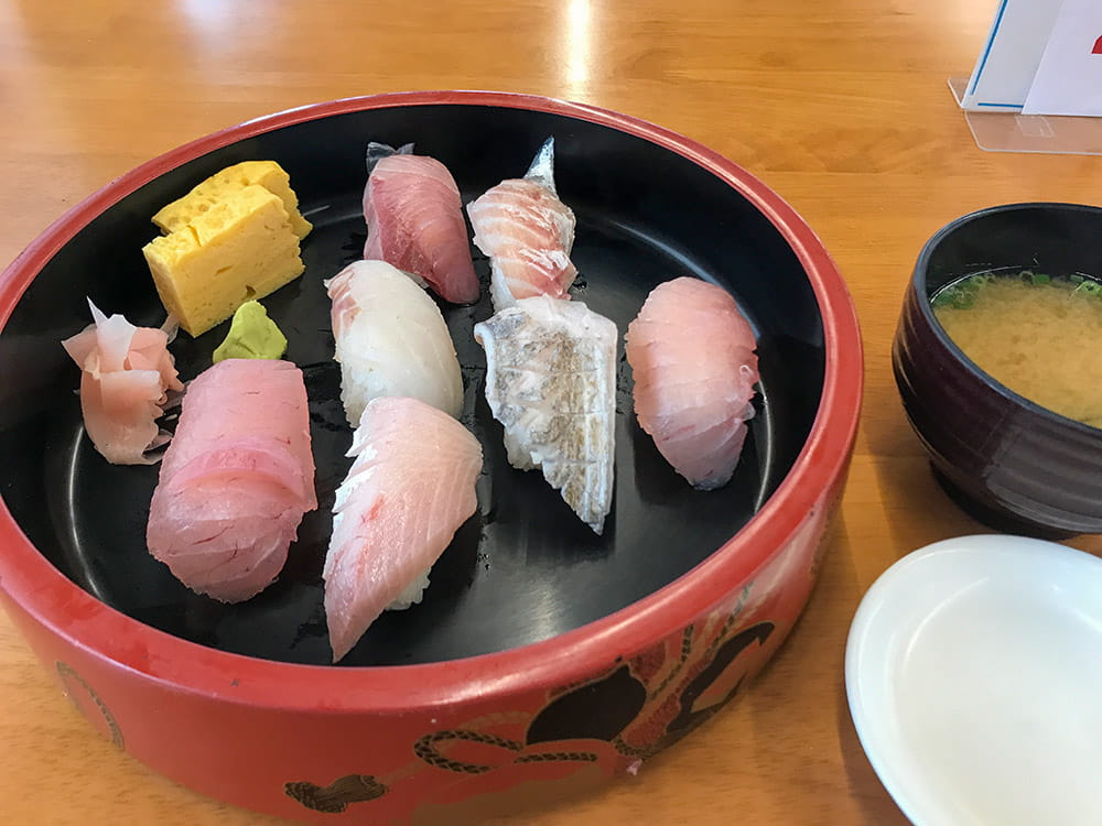 ばんやのおまかせ寿司セットは鯛やさわら、マグロなど新鮮なネタが並ぶ