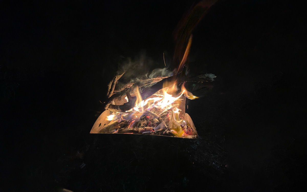 焚き火台で勢いよく燃える薪