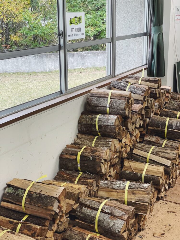レイクロッジヤマナカで販売されている広葉樹の薪